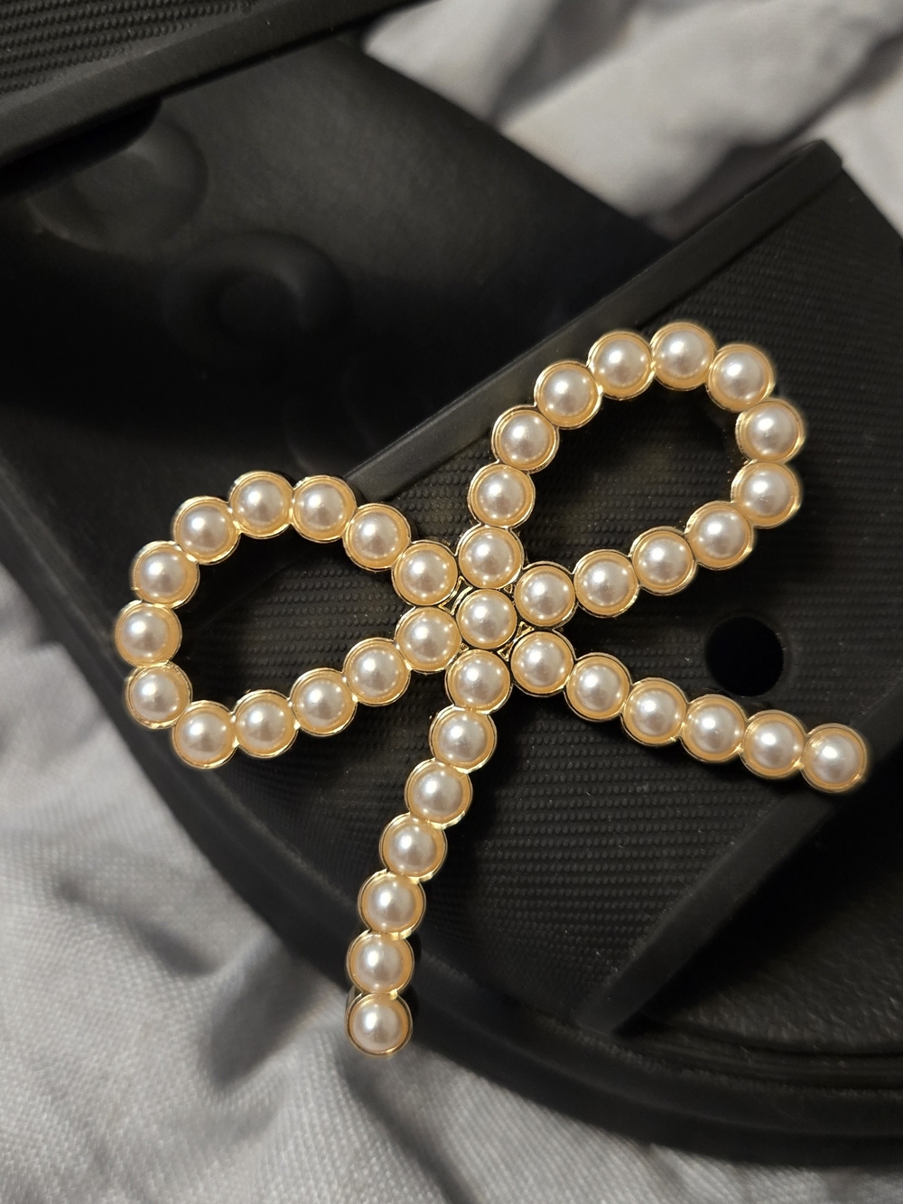 CROCS Pearl Bow Charm in Gold and Cream